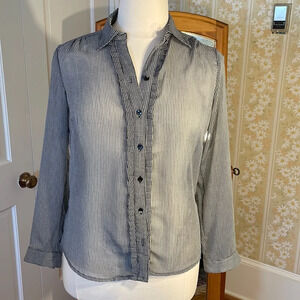 ❤️Chicos Additions, semi sheer Size 2 button down blouse ❤️